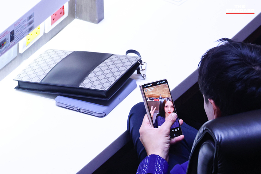 สภาผู้แทนราษฎร กำลังอภิปรายวาระแห่งชาติเพื่อแก้ไขวิกฤตพลังงาน โดยมี สส. จากทั้งรัฐบาลและฝ่ายค้านเข้าร่วมประชุมนับร้อยคน 20