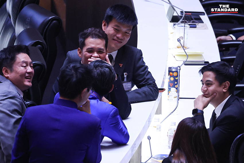 สภาผู้แทนราษฎร กำลังอภิปรายวาระแห่งชาติเพื่อแก้ไขวิกฤตพลังงาน โดยมี สส. จากทั้งรัฐบาลและฝ่ายค้านเข้าร่วมประชุมนับร้อยคน 7