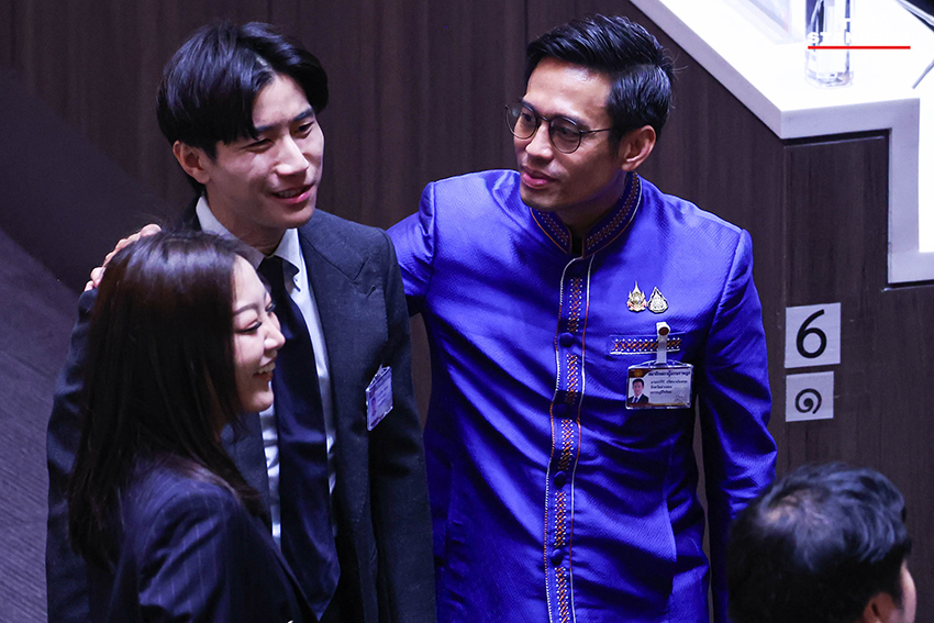 สภาผู้แทนราษฎร กำลังอภิปรายวาระแห่งชาติเพื่อแก้ไขวิกฤตพลังงาน โดยมี สส. จากทั้งรัฐบาลและฝ่ายค้านเข้าร่วมประชุมนับร้อยคน 9