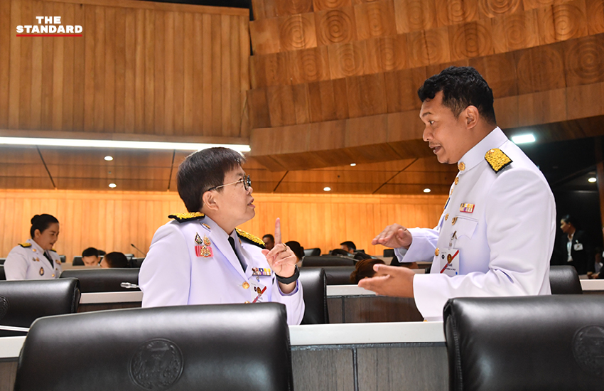 สมาชิกรัฐสภาแต่งกายชุดปกติขาวร่วมพิธีเปิดประชุมรัฐสภา ณ อาคารรัฐสภา 16