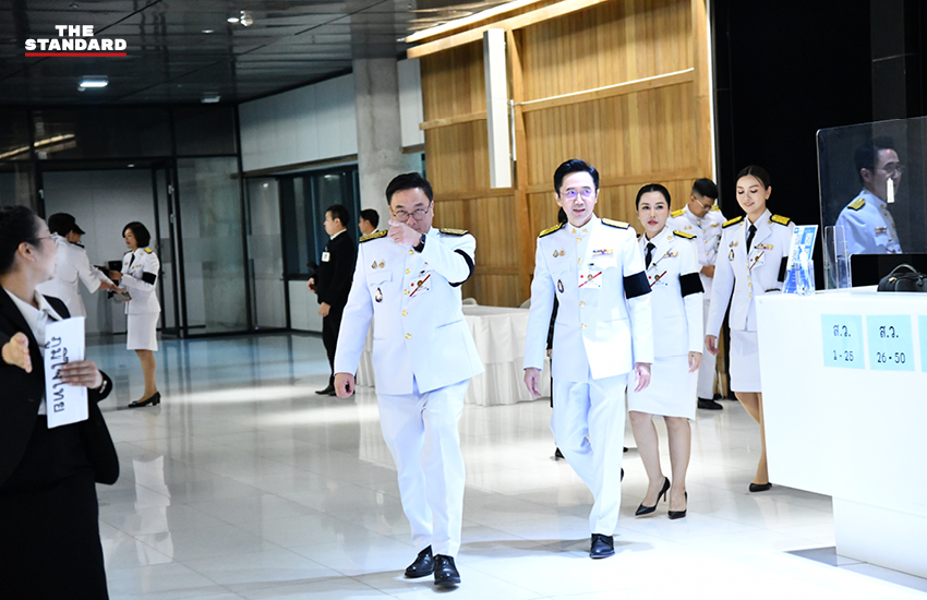 สมาชิกรัฐสภาแต่งกายชุดปกติขาวร่วมพิธีเปิดประชุมรัฐสภา ณ อาคารรัฐสภา 19