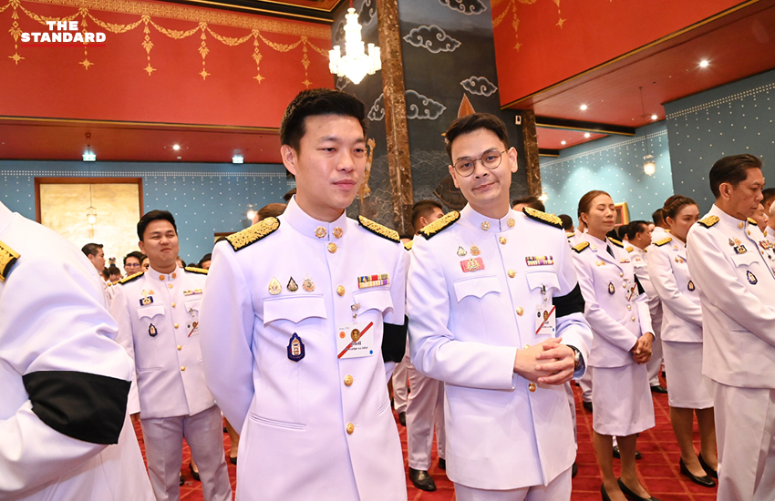 สมาชิกรัฐสภาแต่งกายชุดปกติขาวร่วมพิธีเปิดประชุมรัฐสภา ณ อาคารรัฐสภา 2