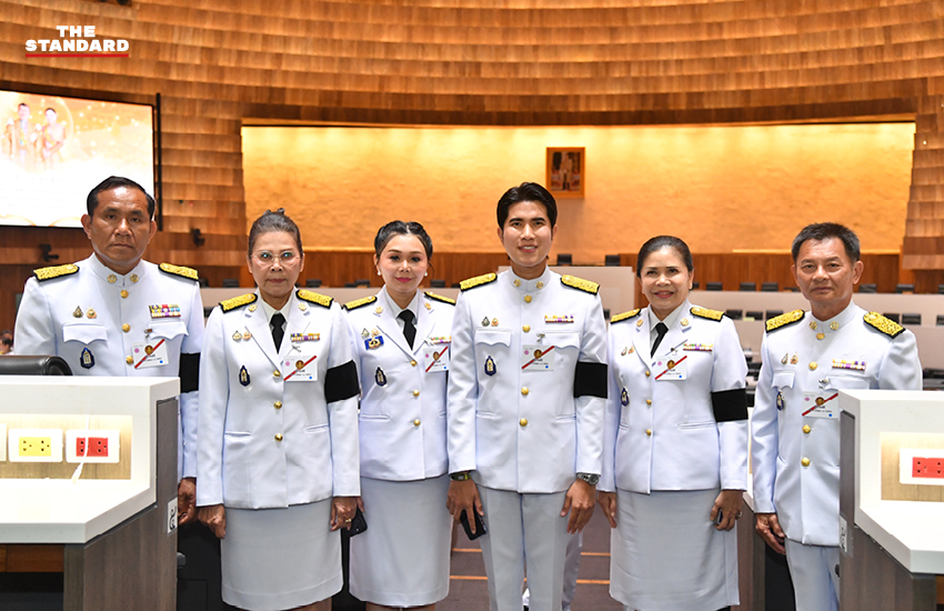 สมาชิกรัฐสภาแต่งกายชุดปกติขาวร่วมพิธีเปิดประชุมรัฐสภา ณ อาคารรัฐสภา 21
