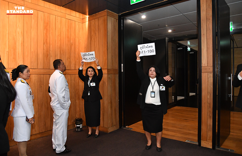 สมาชิกรัฐสภาแต่งกายชุดปกติขาวร่วมพิธีเปิดประชุมรัฐสภา ณ อาคารรัฐสภา 22