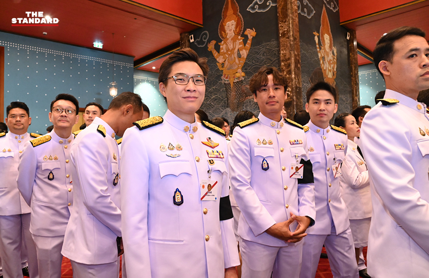 สมาชิกรัฐสภาแต่งกายชุดปกติขาวร่วมพิธีเปิดประชุมรัฐสภา ณ อาคารรัฐสภา 24