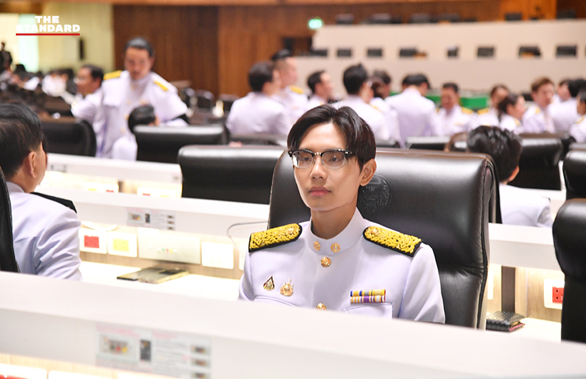 สมาชิกรัฐสภาแต่งกายชุดปกติขาวร่วมพิธีเปิดประชุมรัฐสภา ณ อาคารรัฐสภา 5