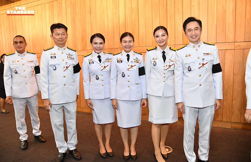 สมาชิกรัฐสภาแต่งกายชุดปกติขาวร่วมพิธีเปิดประชุมรัฐสภา ณ อาคารรัฐสภา 6