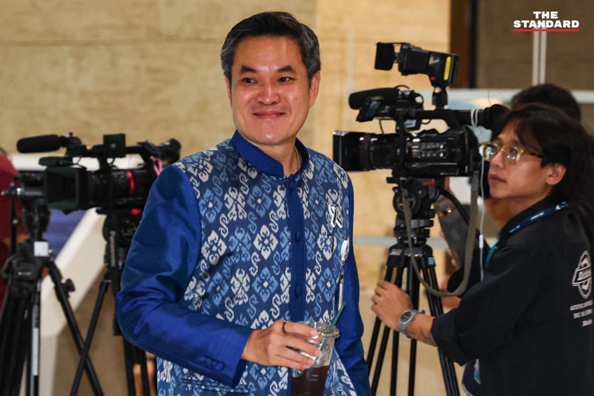 สมาชิกสภาผู้แทนราษฎร (สส.) ทยอยเดินทางเข้าร่วมประชุมสภาฯ นัดแรก ก่อนการโหวตเลือกประธานสภาฯ 12