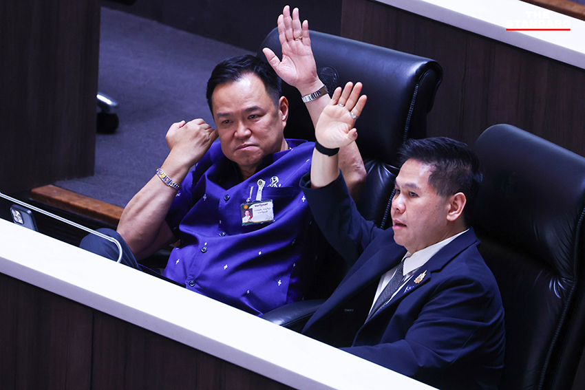 ภาพการประชุมสภาผู้แทนราษฎร โดยมี ส.ส. จากพรรครัฐบาลและฝ่ายค้านกำลังอภิปรายญัตติด่วนเพื่อแก้วิกฤตพลังงาน 1