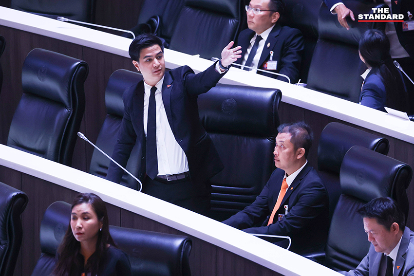 ภาพการประชุมสภาผู้แทนราษฎร โดยมี ส.ส. จากพรรครัฐบาลและฝ่ายค้านกำลังอภิปรายญัตติด่วนเพื่อแก้วิกฤตพลังงาน 10