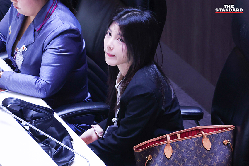 ภาพการประชุมสภาผู้แทนราษฎร โดยมี ส.ส. จากพรรครัฐบาลและฝ่ายค้านกำลังอภิปรายญัตติด่วนเพื่อแก้วิกฤตพลังงาน 11