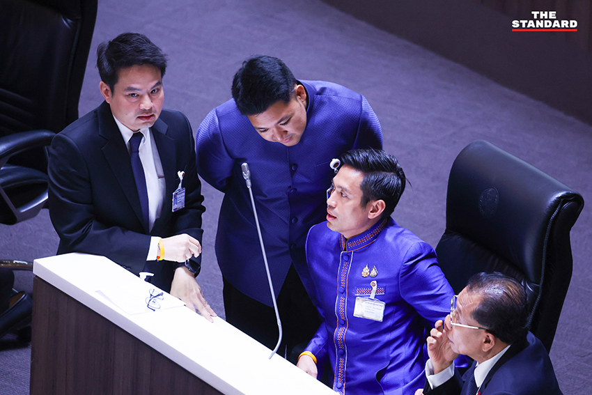 ภาพการประชุมสภาผู้แทนราษฎร โดยมี ส.ส. จากพรรครัฐบาลและฝ่ายค้านกำลังอภิปรายญัตติด่วนเพื่อแก้วิกฤตพลังงาน 12