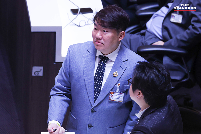 ภาพการประชุมสภาผู้แทนราษฎร โดยมี ส.ส. จากพรรครัฐบาลและฝ่ายค้านกำลังอภิปรายญัตติด่วนเพื่อแก้วิกฤตพลังงาน 13