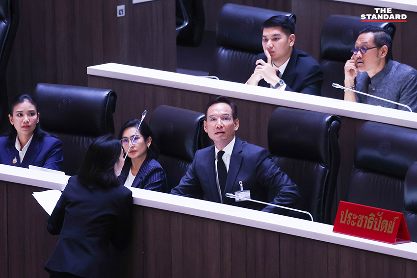 ภาพการประชุมสภาผู้แทนราษฎร โดยมี ส.ส. จากพรรครัฐบาลและฝ่ายค้านกำลังอภิปรายญัตติด่วนเพื่อแก้วิกฤตพลังงาน 19