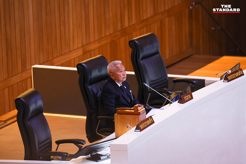 ภาพการประชุมสภาผู้แทนราษฎร โดยมี ส.ส. จากพรรครัฐบาลและฝ่ายค้านกำลังอภิปรายญัตติด่วนเพื่อแก้วิกฤตพลังงาน 2