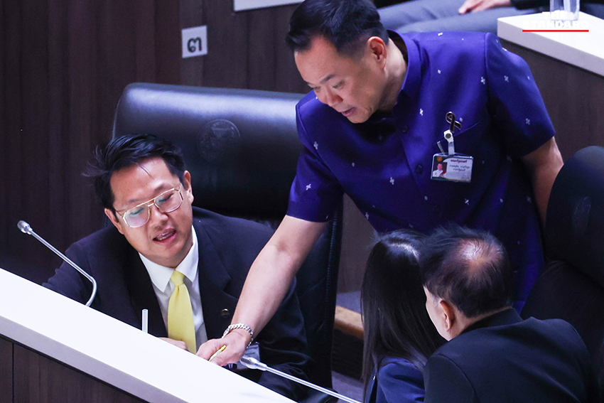 ภาพการประชุมสภาผู้แทนราษฎร โดยมี ส.ส. จากพรรครัฐบาลและฝ่ายค้านกำลังอภิปรายญัตติด่วนเพื่อแก้วิกฤตพลังงาน 20