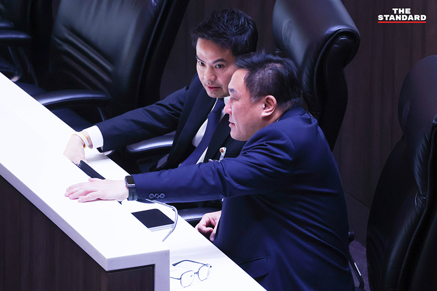 ภาพการประชุมสภาผู้แทนราษฎร โดยมี ส.ส. จากพรรครัฐบาลและฝ่ายค้านกำลังอภิปรายญัตติด่วนเพื่อแก้วิกฤตพลังงาน 24