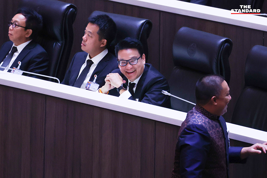 ภาพการประชุมสภาผู้แทนราษฎร โดยมี ส.ส. จากพรรครัฐบาลและฝ่ายค้านกำลังอภิปรายญัตติด่วนเพื่อแก้วิกฤตพลังงาน 25