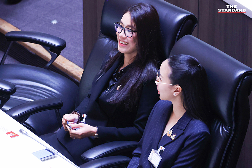 ภาพการประชุมสภาผู้แทนราษฎร โดยมี ส.ส. จากพรรครัฐบาลและฝ่ายค้านกำลังอภิปรายญัตติด่วนเพื่อแก้วิกฤตพลังงาน 26