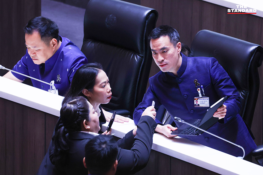 ภาพการประชุมสภาผู้แทนราษฎร โดยมี ส.ส. จากพรรครัฐบาลและฝ่ายค้านกำลังอภิปรายญัตติด่วนเพื่อแก้วิกฤตพลังงาน 27