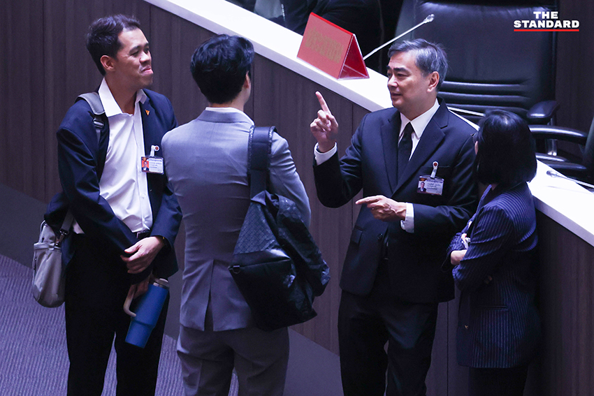 ภาพการประชุมสภาผู้แทนราษฎร โดยมี ส.ส. จากพรรครัฐบาลและฝ่ายค้านกำลังอภิปรายญัตติด่วนเพื่อแก้วิกฤตพลังงาน 29