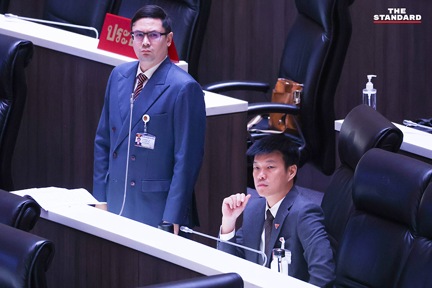 ภาพการประชุมสภาผู้แทนราษฎร โดยมี ส.ส. จากพรรครัฐบาลและฝ่ายค้านกำลังอภิปรายญัตติด่วนเพื่อแก้วิกฤตพลังงาน 4