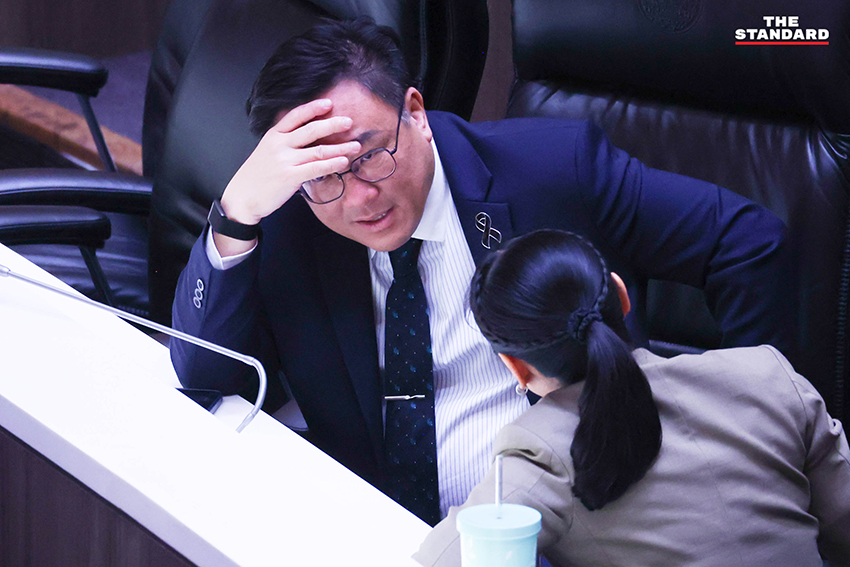 ภาพการประชุมสภาผู้แทนราษฎร โดยมี ส.ส. จากพรรครัฐบาลและฝ่ายค้านกำลังอภิปรายญัตติด่วนเพื่อแก้วิกฤตพลังงาน 5