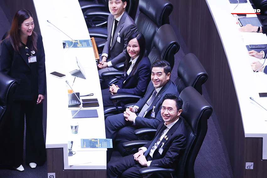 ภาพการประชุมสภาผู้แทนราษฎร โดยมี ส.ส. จากพรรครัฐบาลและฝ่ายค้านกำลังอภิปรายญัตติด่วนเพื่อแก้วิกฤตพลังงาน 6