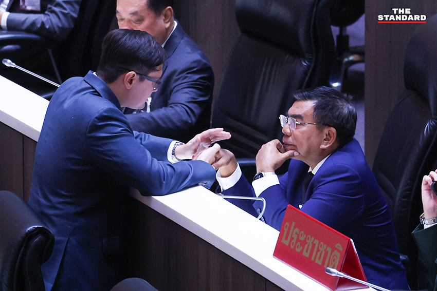 ภาพการประชุมสภาผู้แทนราษฎร โดยมี ส.ส. จากพรรครัฐบาลและฝ่ายค้านกำลังอภิปรายญัตติด่วนเพื่อแก้วิกฤตพลังงาน 7