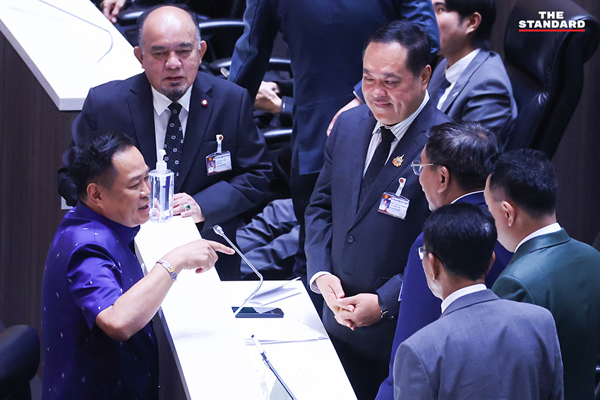 ภาพการประชุมสภาผู้แทนราษฎร โดยมี ส.ส. จากพรรครัฐบาลและฝ่ายค้านกำลังอภิปรายญัตติด่วนเพื่อแก้วิกฤตพลังงาน 8