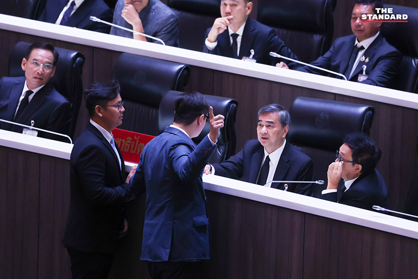 ภาพการประชุมสภาผู้แทนราษฎร โดยมี ส.ส. จากพรรครัฐบาลและฝ่ายค้านกำลังอภิปรายญัตติด่วนเพื่อแก้วิกฤตพลังงาน 9