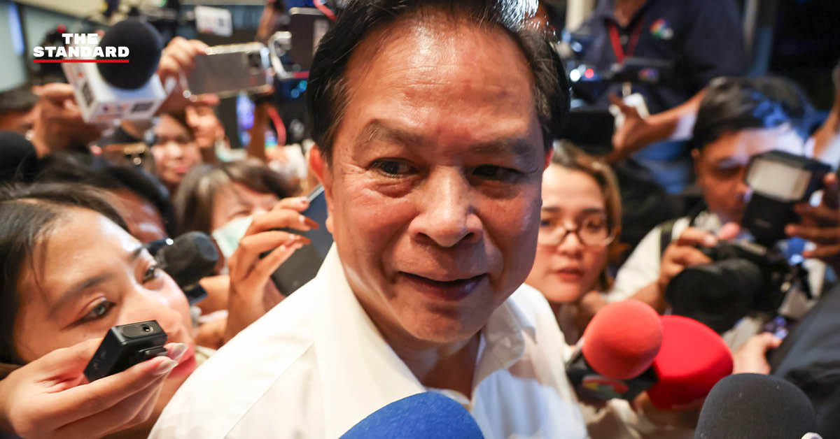 ภาพ พีระพันธุ์ สาลีรัฐวิภาค หัวหน้าพรรครวมไทยสร้างชาติ กำลังแถลงข่าวเกี่ยวกับข้อเสนอแนะเรื่องราคาน้ำมันและวิกฤตตะวันออกกลาง