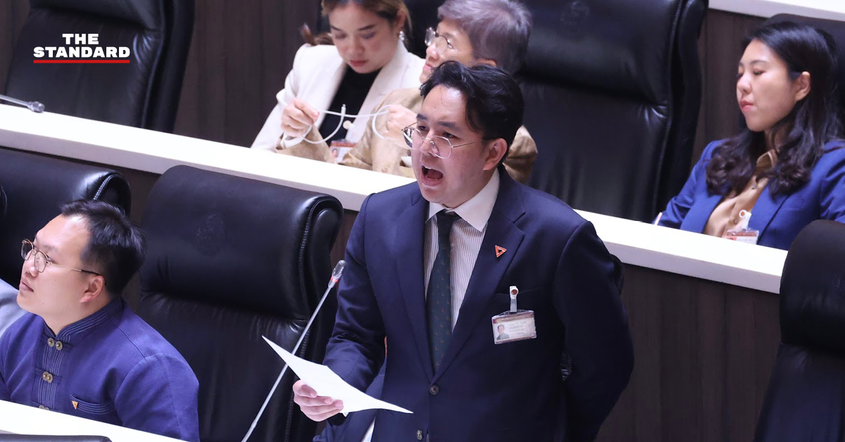 สมาชิกสภาผู้แทนราษฎรจากพรรคประชาชนกำลังแถลงข่าวเรียกร้องให้รัฐบาลชี้แจงสถานการณ์น้ำมันสำรองของประเทศ