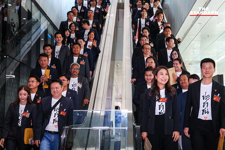 สส. พรรคประชาชน เดินทางเข้ารายงานตัว ณ อาคารรัฐสภา เพื่อเตรียมพร้อมทำหน้าที่ 1