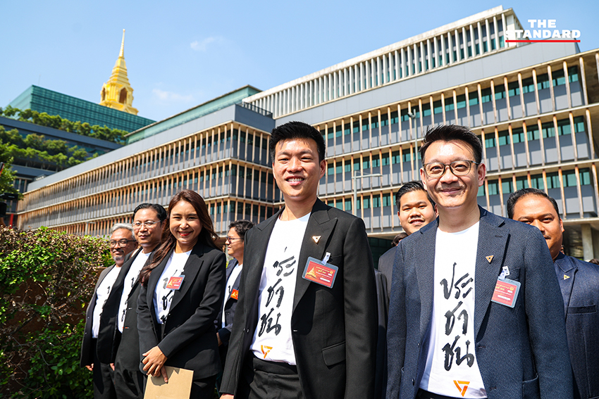 สส. พรรคประชาชน เดินทางเข้ารายงานตัว ณ อาคารรัฐสภา เพื่อเตรียมพร้อมทำหน้าที่ 2