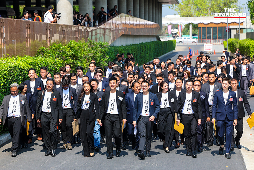 สส. พรรคประชาชน เดินทางเข้ารายงานตัว ณ อาคารรัฐสภา เพื่อเตรียมพร้อมทำหน้าที่ 28