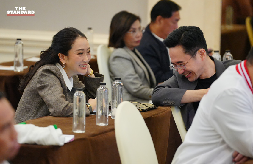 นายจุลพันธ์ อมรวิวัฒน์ และนางสาวแพทองธาร ชินวัตร แกนนำพรรคเพื่อไทย ร่วมกิจกรรมสัมมนา สส. ที่โรงแรมเอสซี ปาร์ค 2