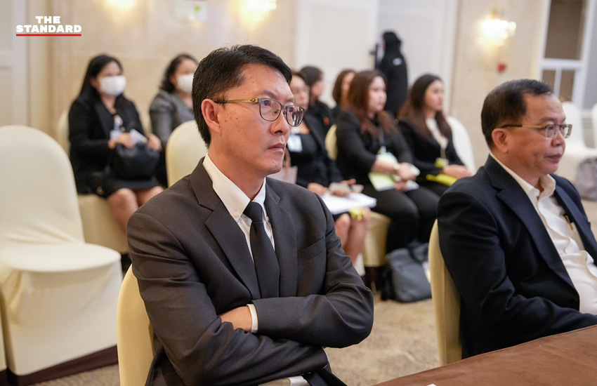 นายจุลพันธ์ อมรวิวัฒน์ และนางสาวแพทองธาร ชินวัตร แกนนำพรรคเพื่อไทย ร่วมกิจกรรมสัมมนา สส. ที่โรงแรมเอสซี ปาร์ค 5