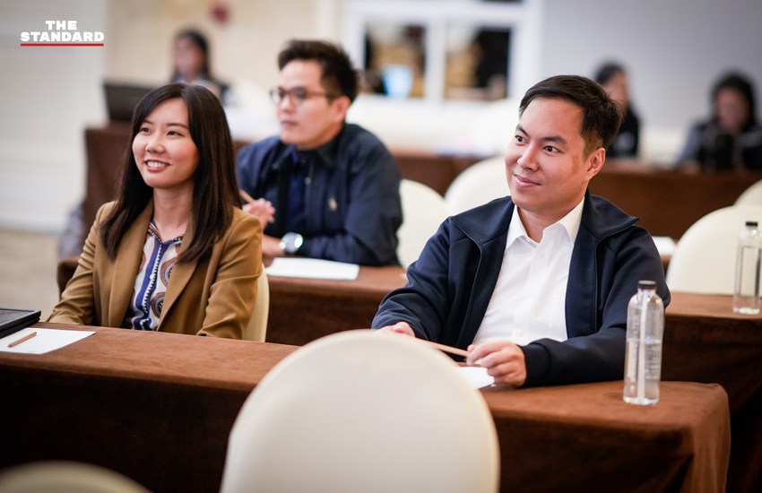 นายจุลพันธ์ อมรวิวัฒน์ และนางสาวแพทองธาร ชินวัตร แกนนำพรรคเพื่อไทย ร่วมกิจกรรมสัมมนา สส. ที่โรงแรมเอสซี ปาร์ค 6