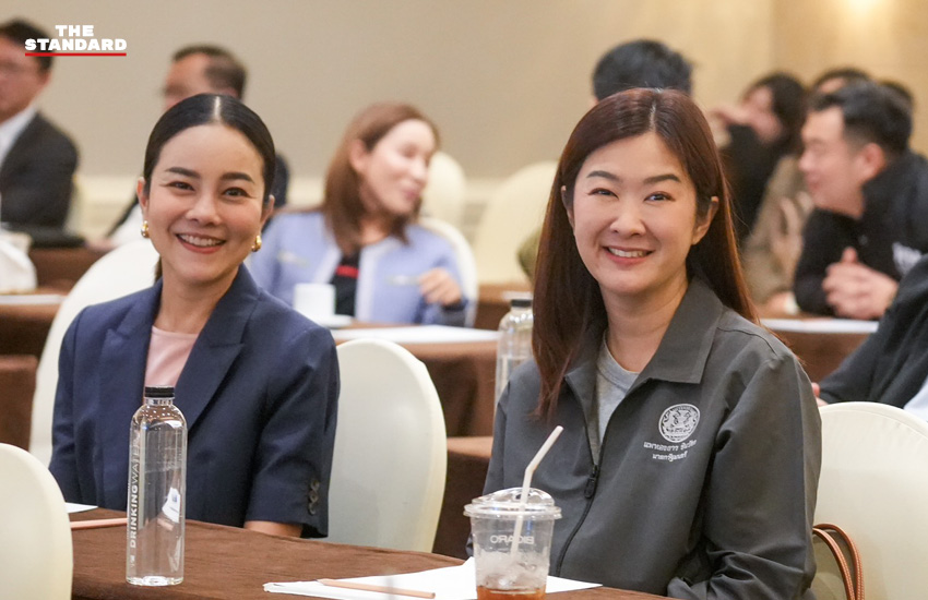 นายจุลพันธ์ อมรวิวัฒน์ และนางสาวแพทองธาร ชินวัตร แกนนำพรรคเพื่อไทย ร่วมกิจกรรมสัมมนา สส. ที่โรงแรมเอสซี ปาร์ค 7