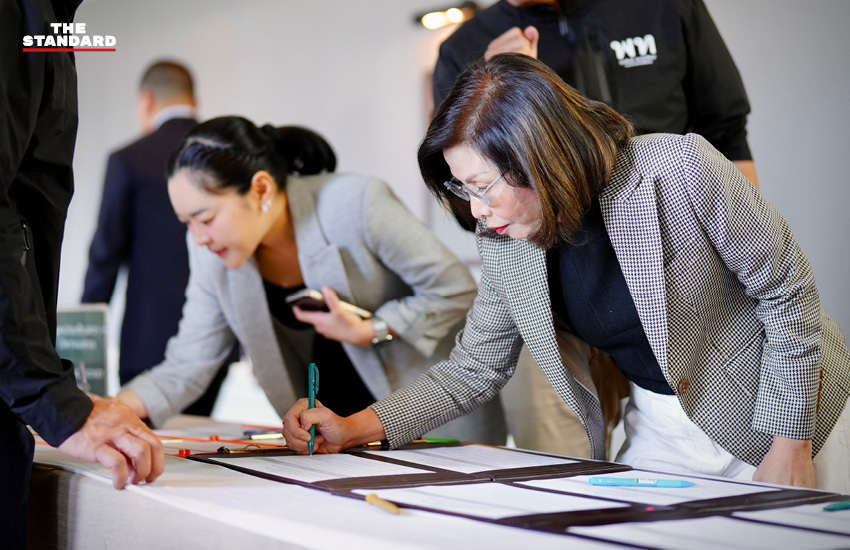 นายจุลพันธ์ อมรวิวัฒน์ และนางสาวแพทองธาร ชินวัตร แกนนำพรรคเพื่อไทย ร่วมกิจกรรมสัมมนา สส. ที่โรงแรมเอสซี ปาร์ค 8