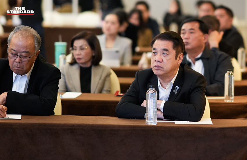 นายจุลพันธ์ อมรวิวัฒน์ และนางสาวแพทองธาร ชินวัตร แกนนำพรรคเพื่อไทย ร่วมกิจกรรมสัมมนา สส. ที่โรงแรมเอสซี ปาร์ค 9