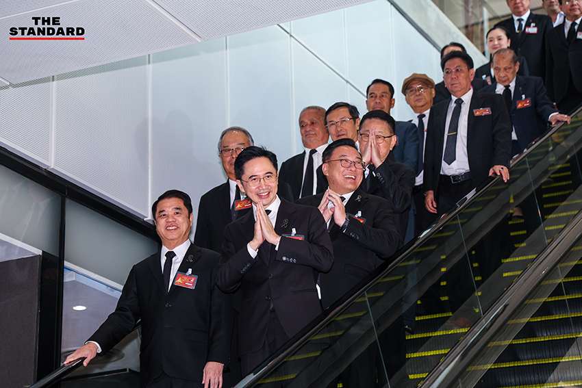 สส.บัญชีรายชื่อพรรคเพื่อไทย นำโดย ยศชนัน วงศ์สวัสดิ์ และ จุลพันธ์ อมรวิวัฒน์ เดินทางมารายงานตัวที่อาคารรัฐสภา 12