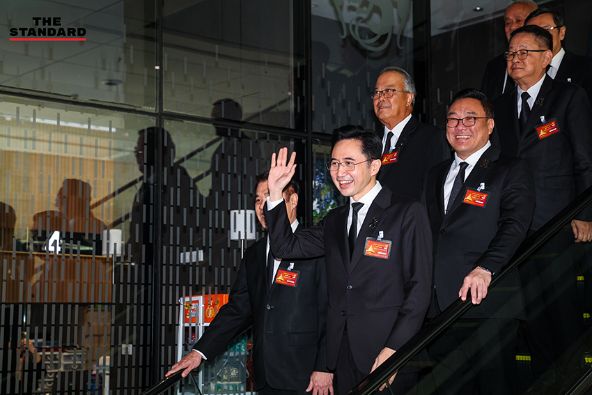 สส.บัญชีรายชื่อพรรคเพื่อไทย นำโดย ยศชนัน วงศ์สวัสดิ์ และ จุลพันธ์ อมรวิวัฒน์ เดินทางมารายงานตัวที่อาคารรัฐสภา 6