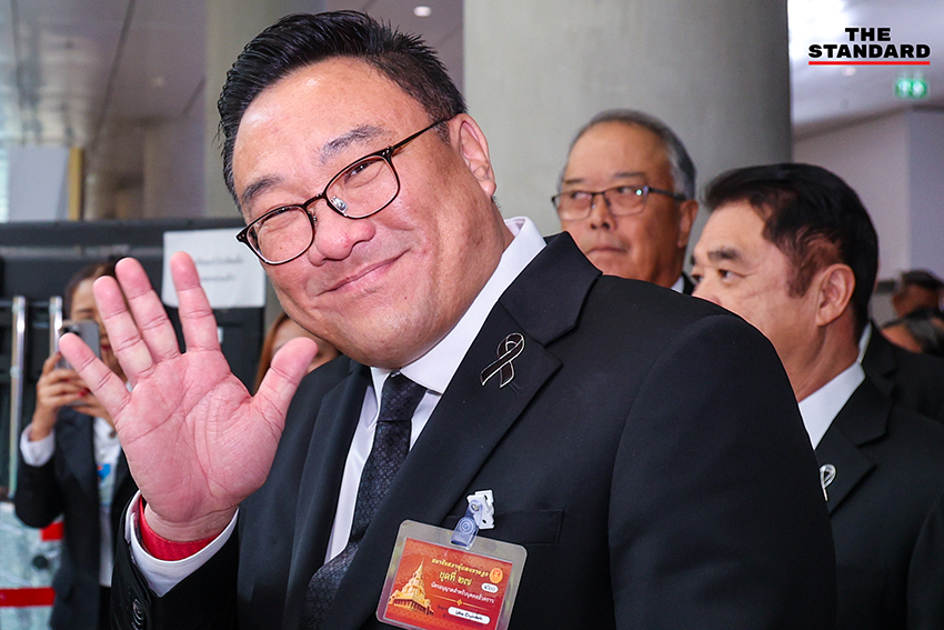 สส.บัญชีรายชื่อพรรคเพื่อไทย นำโดย ยศชนัน วงศ์สวัสดิ์ และ จุลพันธ์ อมรวิวัฒน์ เดินทางมารายงานตัวที่อาคารรัฐสภา 8