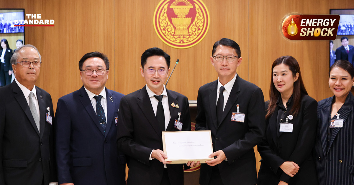 แกนนำพรรคเพื่อไทย นำโดย จุลพันธ์ อมรวิวัฒน์ และ ศ.ดร.ยศชนัน วงศ์สวัสดิ์ ยื่นร่างกฎหมาย 10 ฉบับต่อ เลิศศักดิ์ พัฒนชัยกุล ตัวแทนสภาฯ