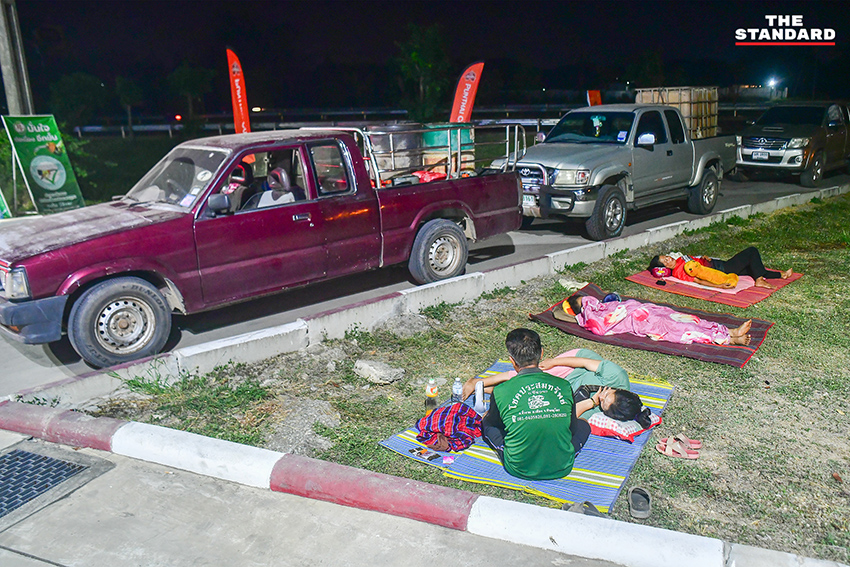 เกษตรกรใน จังหวัดพิษณุโลก นั่งรอคิวเติม น้ำมันดีเซล พร้อม แกลลอนสำรอง เพื่อเร่งนำไปใช้เกี่ยวข้าวหนีฝน 1