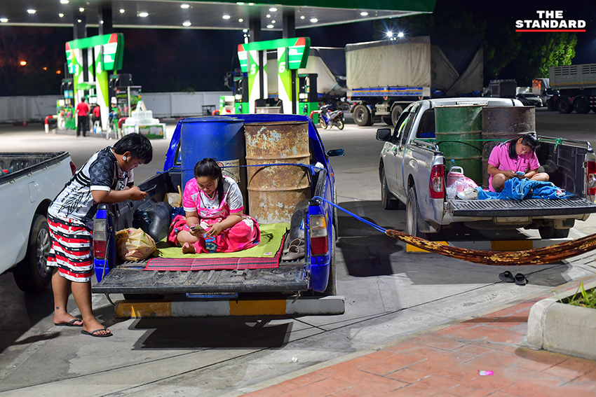 เกษตรกรใน จังหวัดพิษณุโลก นั่งรอคิวเติม น้ำมันดีเซล พร้อม แกลลอนสำรอง เพื่อเร่งนำไปใช้เกี่ยวข้าวหนีฝน 3