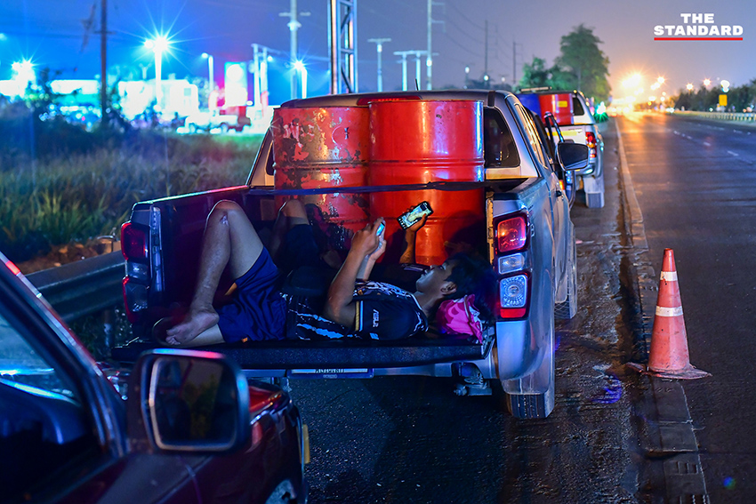 เกษตรกรใน จังหวัดพิษณุโลก นั่งรอคิวเติม น้ำมันดีเซล พร้อม แกลลอนสำรอง เพื่อเร่งนำไปใช้เกี่ยวข้าวหนีฝน 4