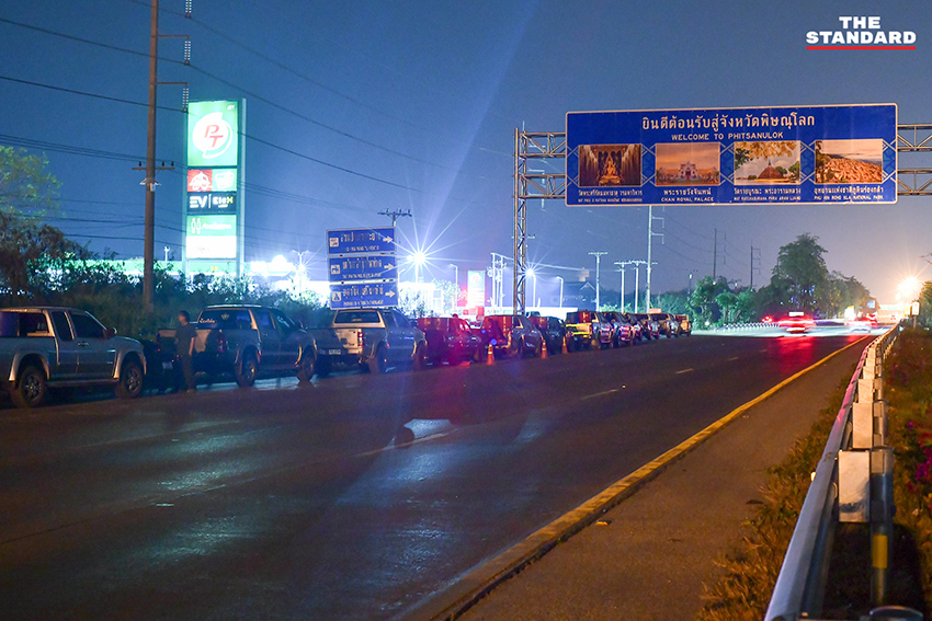 เกษตรกรใน จังหวัดพิษณุโลก นั่งรอคิวเติม น้ำมันดีเซล พร้อม แกลลอนสำรอง เพื่อเร่งนำไปใช้เกี่ยวข้าวหนีฝน 5